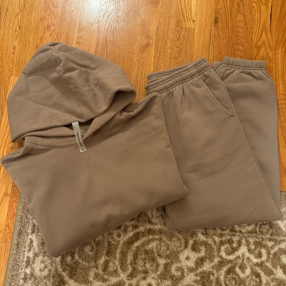 BRAND NEW ARITZIA SWEATSUIT